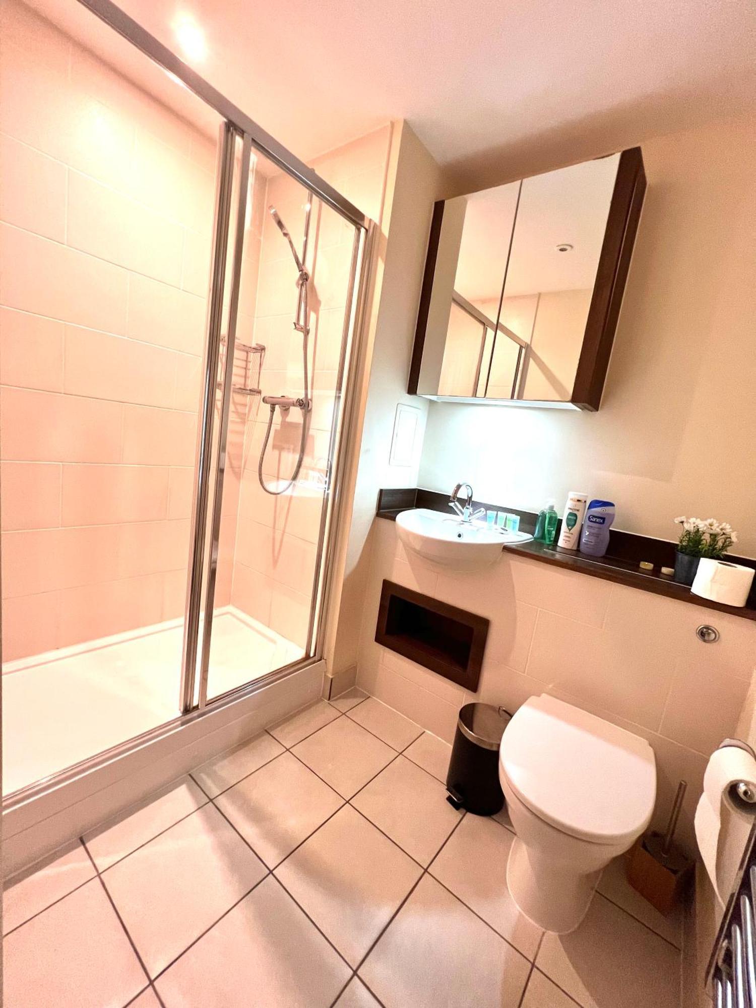 Canada Water Se16 7aq 2bed 2bathroom Ap * London